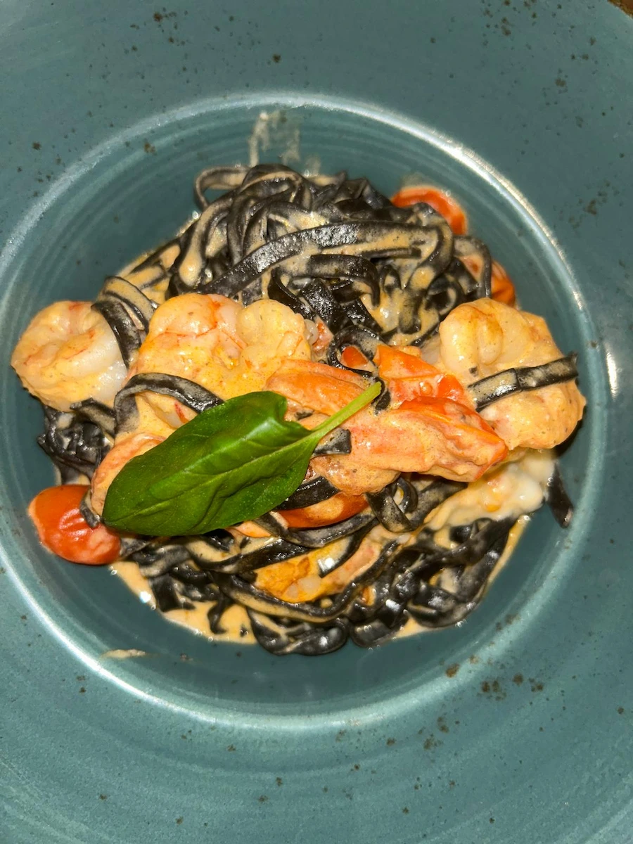 Plato de fideos con marisco